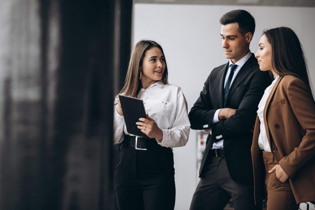 TRAINING INFLUENCE OTHERS WITH PERSUASIV COMMUNICATION